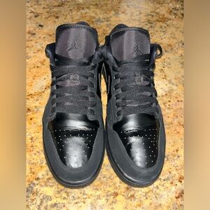 Jordan 1 retro low triple black